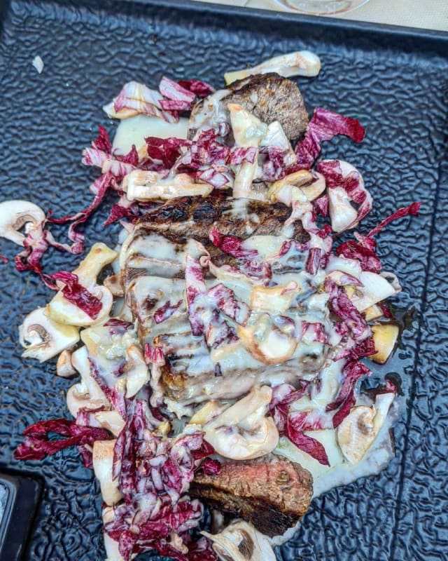 Tagliata Di Manzo Radicchio, Funghi E Gorgonzola - Barocco Ristorantino Pizzeria