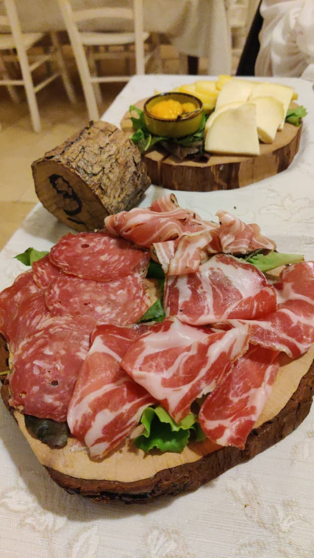 Degustazione di salumi e formaggi di Masseria - Masseria Valente