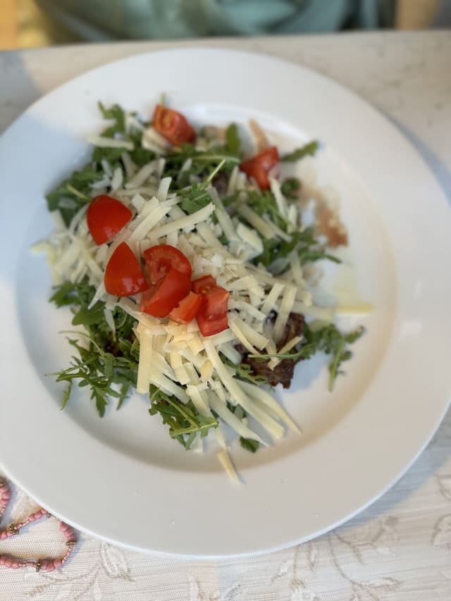 Tagliata di manzo con rucola, grana e pomodorino - Masseria Valente