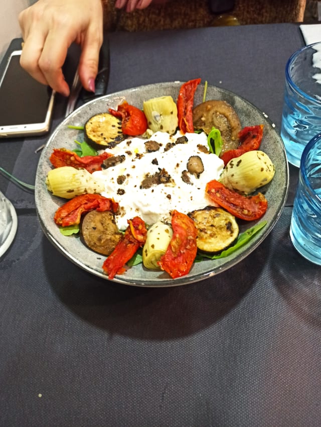 Stracciatella  à la truffe avec du carpaccio et salade roquette - Mamma Lova