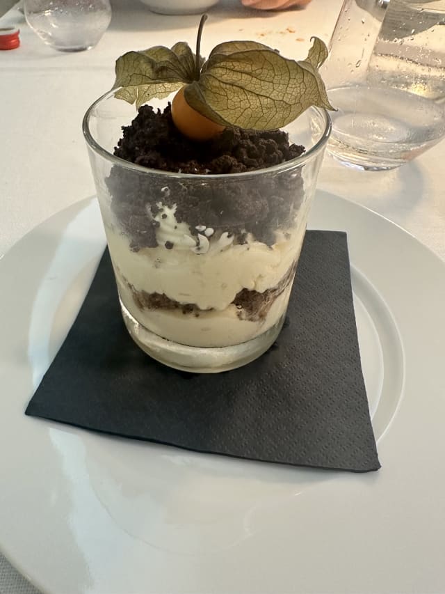 Mousse allo yogurt della maremma con piccoli frutti rossi e meringa sbriciolata - Puccini20, Viareggio