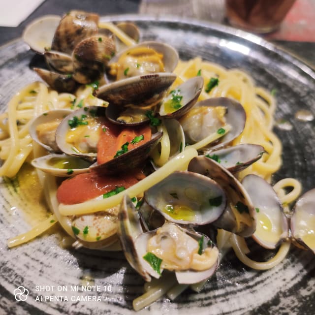 Linguine alle vongole veraci con pomodorini del piennolo  - A Modo Mio, Salerno