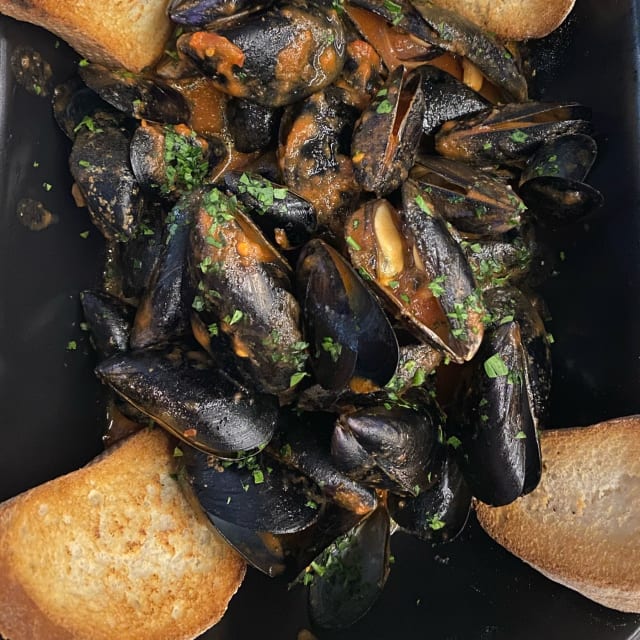 Soute di cozze leggermente piccanti con le bruschette - 8tto Granchi, Desenzano Del Garda