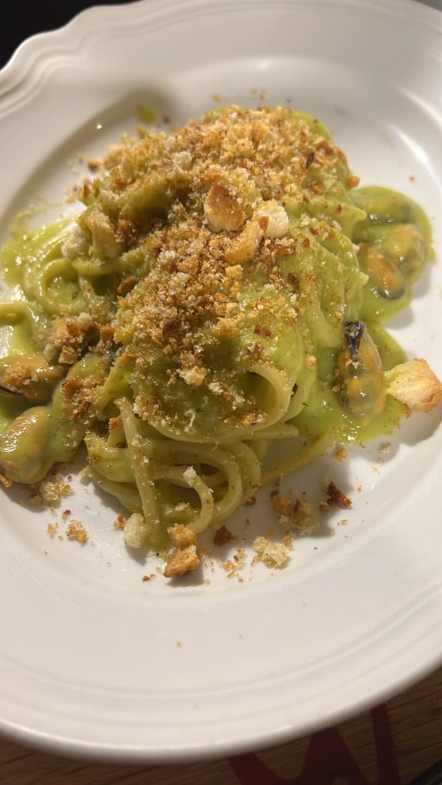 spagetti salsa di zucchine , cozze e crumble di pane - Casa Martin