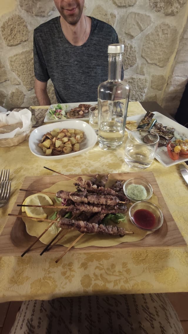 Arrosticini di Agnello Umbro su Lettino di Lattuga con Salse della Casa - "Da Rosary" a Torre Sangiovanni