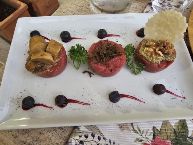 Tris Di Tartare di Scottona con Crema di Cipolle Rosse di Cannara  Gherigli di Noce Uovo di Quaglia con Scaglie di Tartufo Nero Estivo e Porcini in Bellavista - "Da Rosary" a Torre Sangiovanni