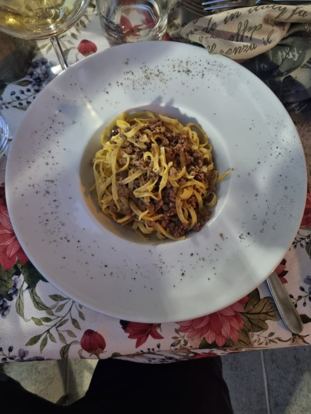 Tagliatelle di Camerino della Nonna con Ragù Bianco di Chianina dei Monti Martani e Olive Taggiasche di Lerino - "Da Rosary" a Torre Sangiovanni