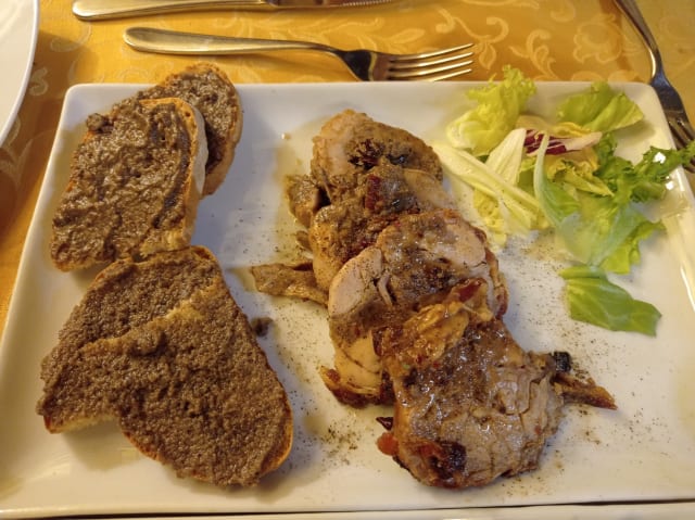 Rollè di Coniglio ripieno di Salsiccia Umbra bardato di Guanciale di Norcia accompagnato da Crostini al Paté di Fegato e Funghi Misto Bosc - "Da Rosary" a Torre Sangiovanni