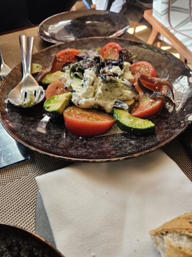 Burrata de aguacate, anchoas y huevas de arenque ahumado - Napai Majadahonda, Majadahonda