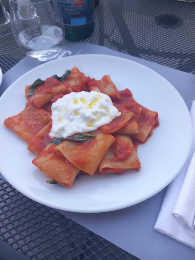 Pacchero all’uovo con salsa di pomodoro, burrata, datterini e basilico - Palazzo Castri 1874, Florence