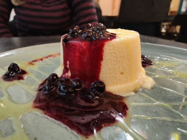 Mousse Glacée À La Gentiane, Sur un Coulis de Cassis en Grains - La Lozère, Paris