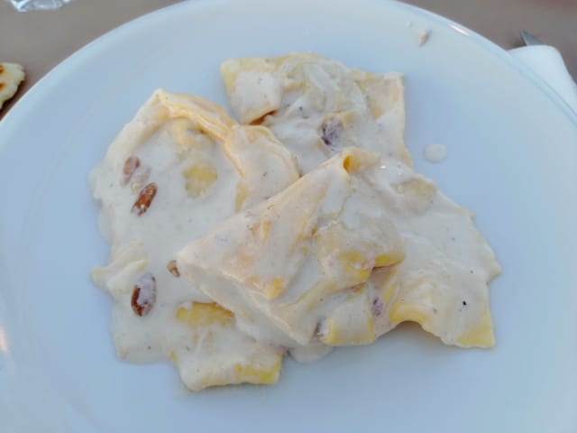 Cappellacci ripieni di radicchio rosso conditi con mascarpone e pinoli - Osteria La Capannina