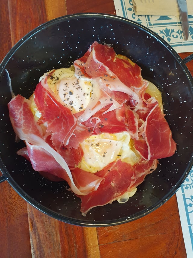 Huevos rotos con jamón ibérico - La Taberna del Áncora, Salou