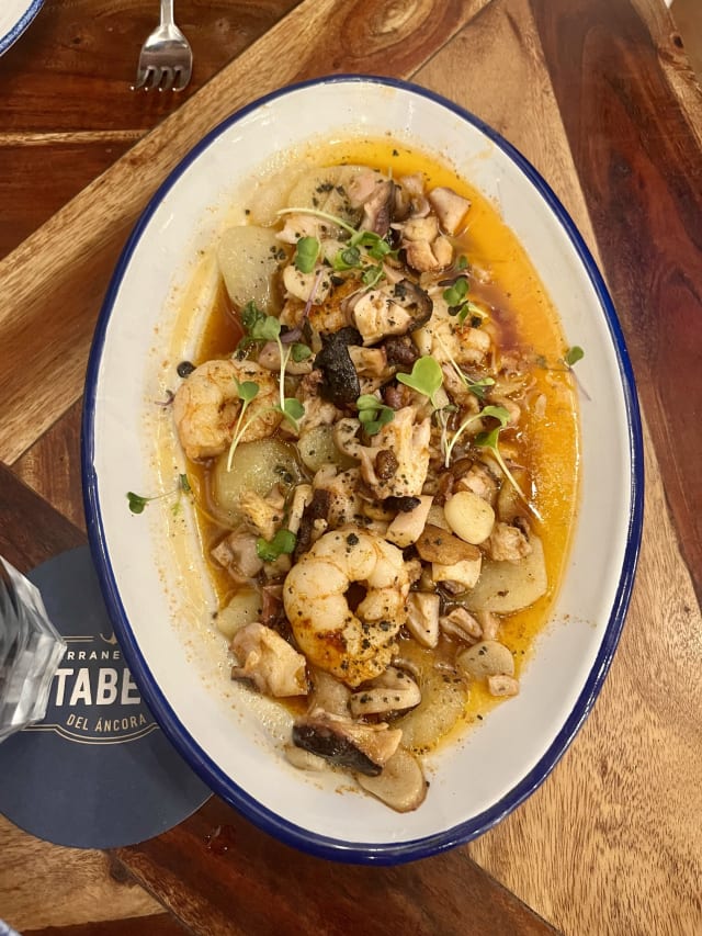 Gambas al ajillo con pulpo a la gallega - La Taberna del Áncora, Salou