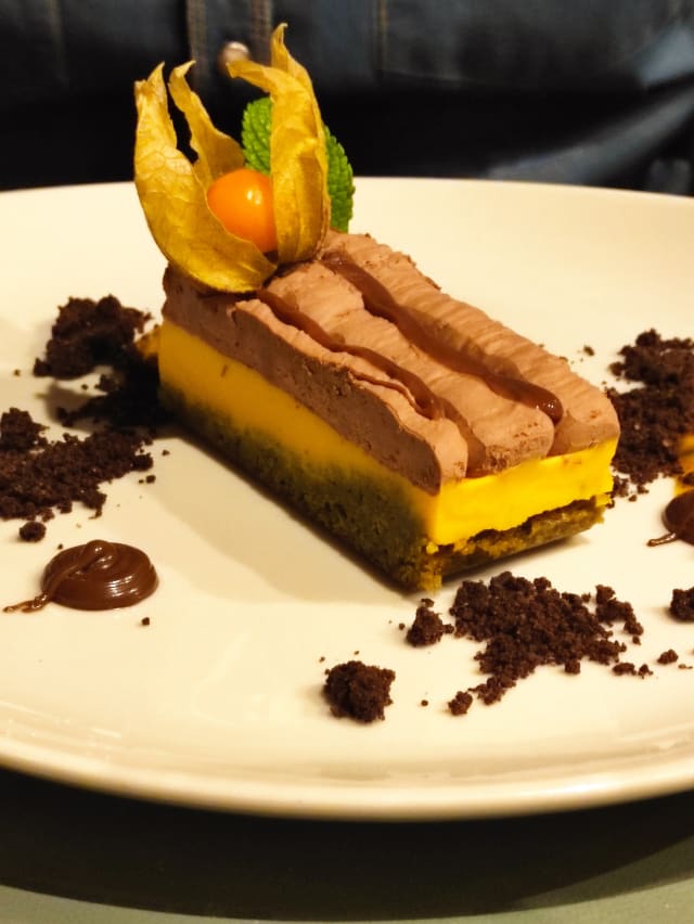 Croccante al the matcha, passion fruit e cioccolato del madagascar 70%( - Il Sesto Restaurant, Rovigo