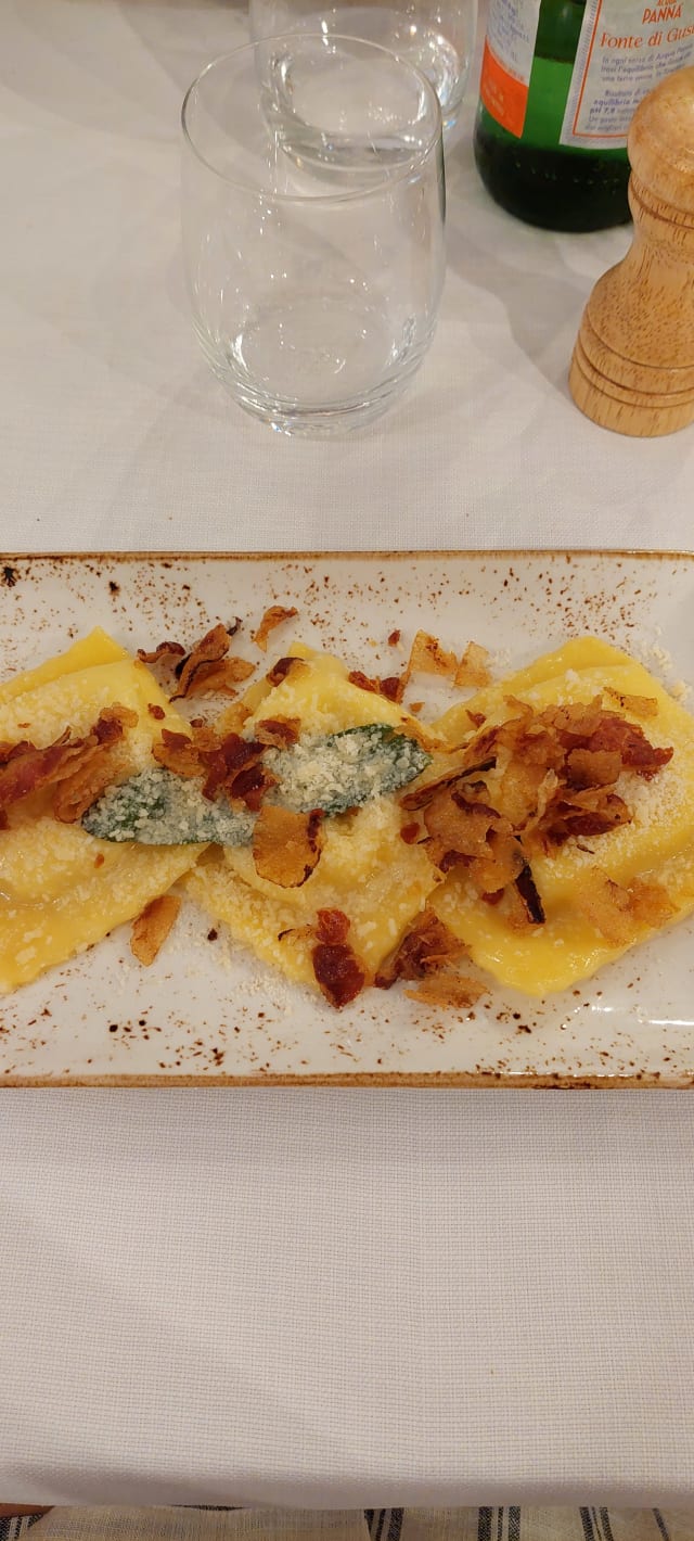 Ravioloni Burro e Salvia Ripieni di Burrata con Guanciale Croccante - Poldo e Gianna Osteria, Rome