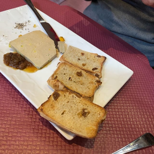 Foie gras de canard au Jurançon, toast aux figues, amandes et noisettes - Au Vieux Strasbourg