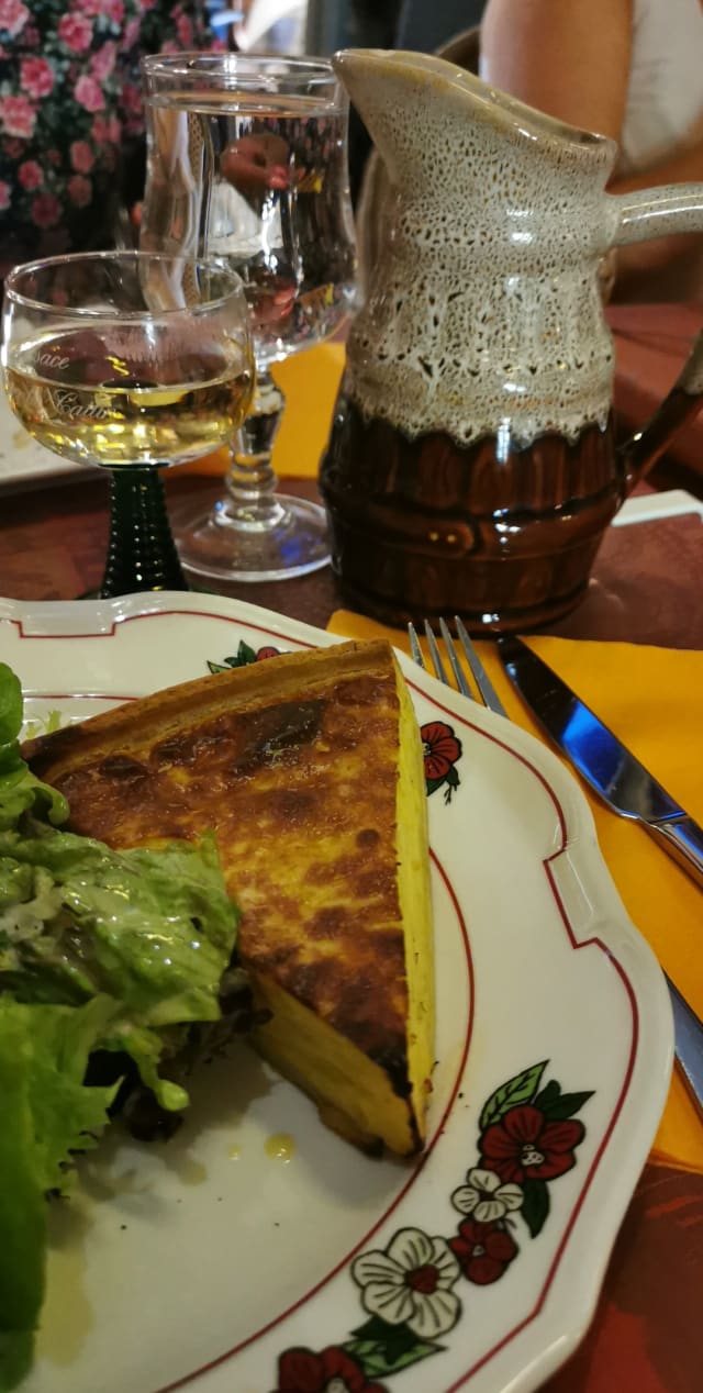 Tarte à l'oignon "artisan", salade  - Au Vieux Strasbourg, Strasbourg