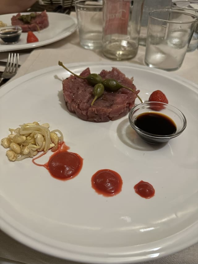 Tartare di tonno con salsa di soia e fiori di capperi - A' Cucchiarella