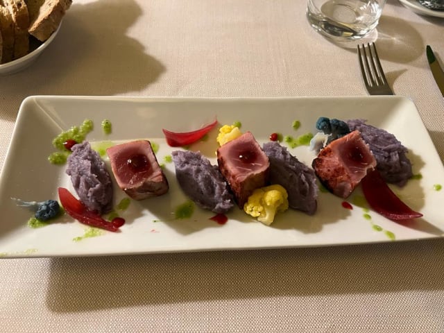 Tamburello di Tonno cottura Tataki con Purea di Patata Viola e Verdure - Ristorante dal Re, Milan