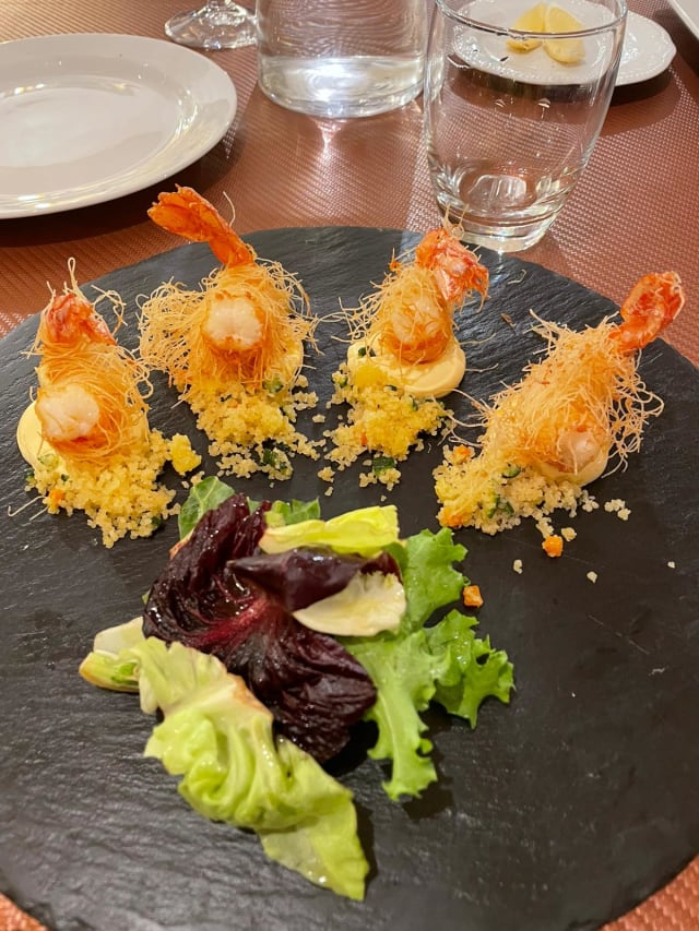 Gamberi in pasta kataifi, cous cous di verdure e misticanza - Toccoferro, Rome