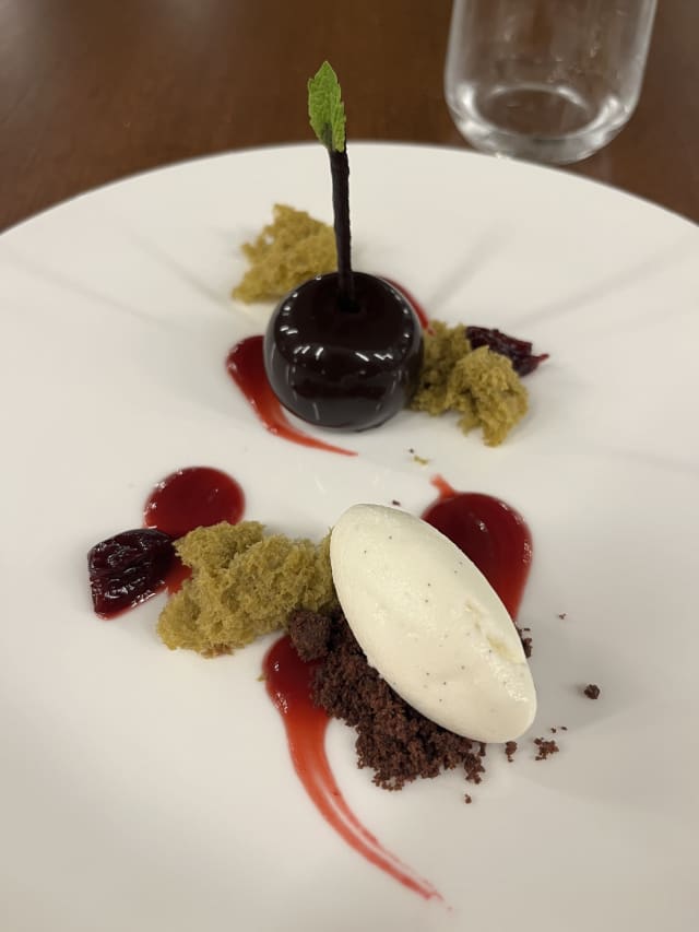 Mon Cherry, mousse al Cioccolato fondente ripieno di Ciliegie allo Cherry con la sua riduzione, biscotto al Cioccolato e Gelato al Fior di Latte - Osmo Cucina, Florence