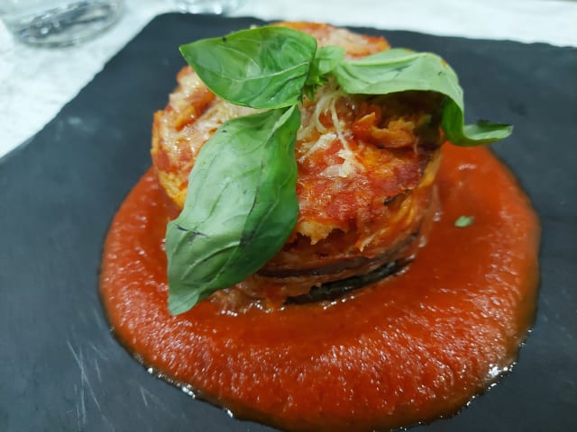 Mille foglie di melenzane alla parmigiana sul letto di pomodoro e croccante di parmigiano - ﻿Burger Stellato