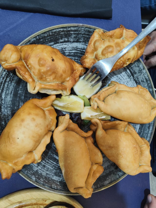 Empanadas de atún (6 pz) - Buenos Aires Griglieria Argentina