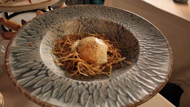 Uovo CBT, colatura di toma piemontese, porro fritto e pane ai cereali tostato alla francese.  - Domish Milano, Milan