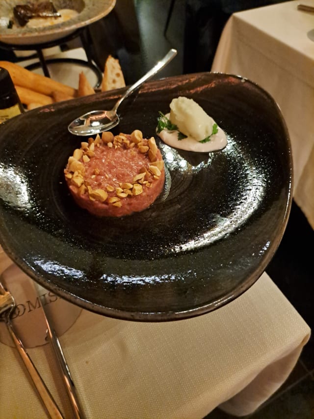 Tartare di agnello selezione North lamb su sablè salata al grano saraceno, crema di yogurt e menta e perle di aceto di lampone. - Domish Milano, Milan