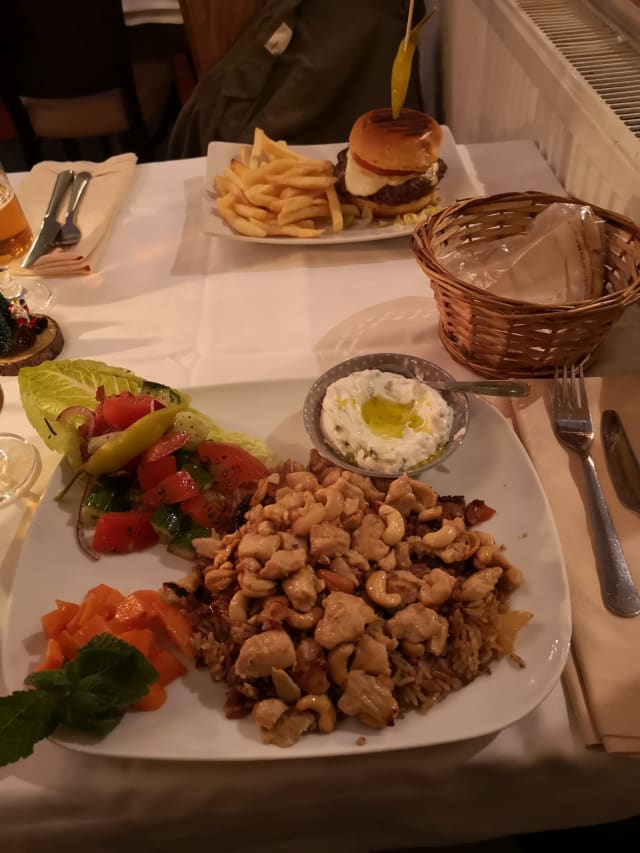 MAKLOUBI stekta kycklingfilébitar, aubergine, tomat, lök, kryddat ris, cashewnötter, marinerade grönsaker, tzatziki och mammas sallad - Libanesen Hornstull, Stockholm