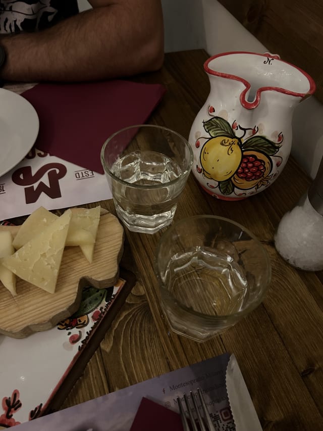 Acqua naturale o frizzante - Montesoprano (Navigli/XXIV Maggio)