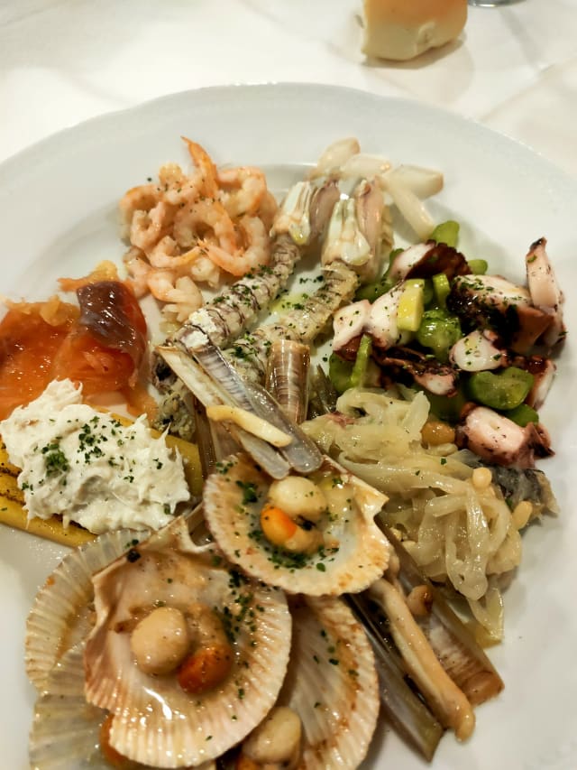 Antipasto misto tradizionale veneziano (sarde in saor, baccala mantecato, salmone marinato, alici marinate, cicale di mare, moscardini, polipetti, gamberetti - Al Conte Pescaor, Venice