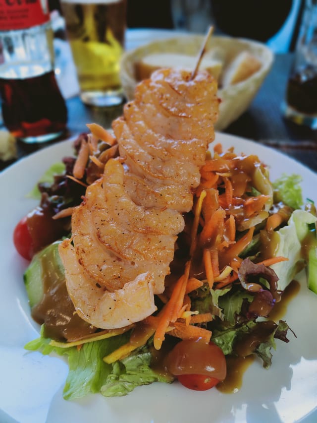 Small salad with shrimp brochettes - Saveurs et Couleurs