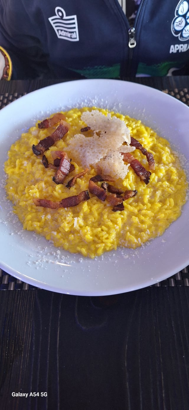 Risotto allo zafferano con guanciale croccante - Manzo king, Aprilia