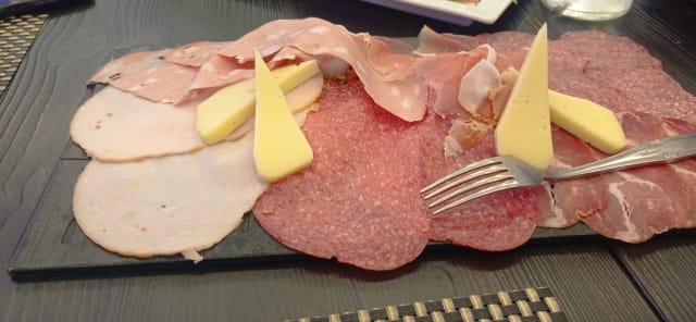 Tagliere misto di salumi e formaggi - Manzo king, Aprilia