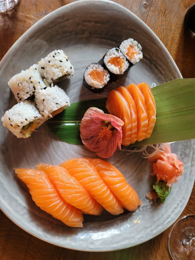 Salmon Party - IZANAGI SushiCafé, Lisbon