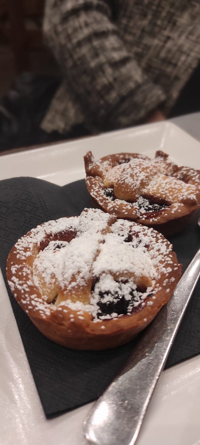 crostatine di visciole - Bistrot Luce, Rome