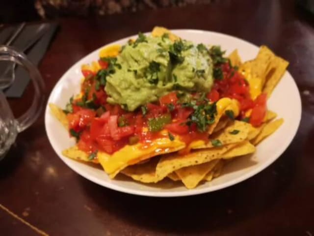 Nachos Con Queso Cheddar Y Guacamole - Craft Barcelona, Barcelona