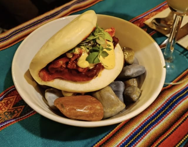 pan bao de pulpo - Awki Nikkei-Peruano