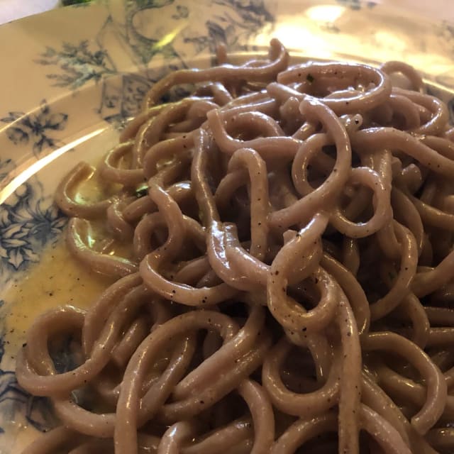 Strangozzi al vino rosso cacio e pepe - Osteria Vecchia Capronno