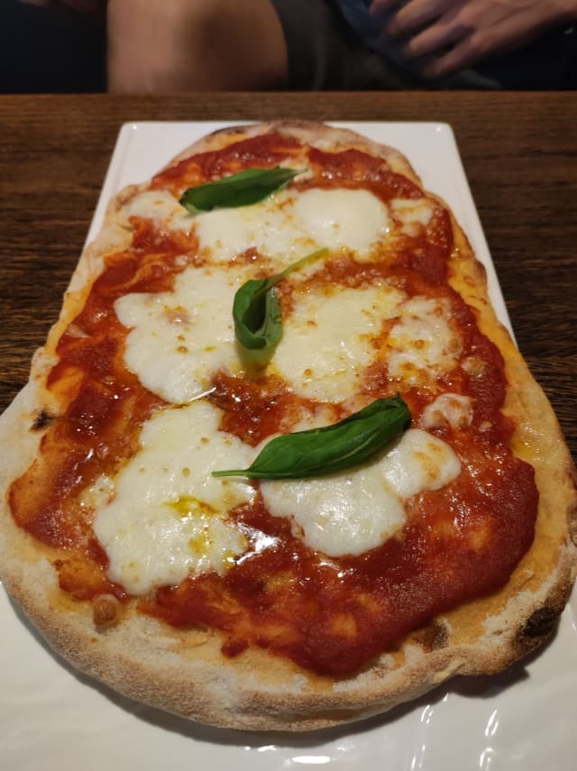 Pinsa “margherita” - Hosteria La Stazione, Rome