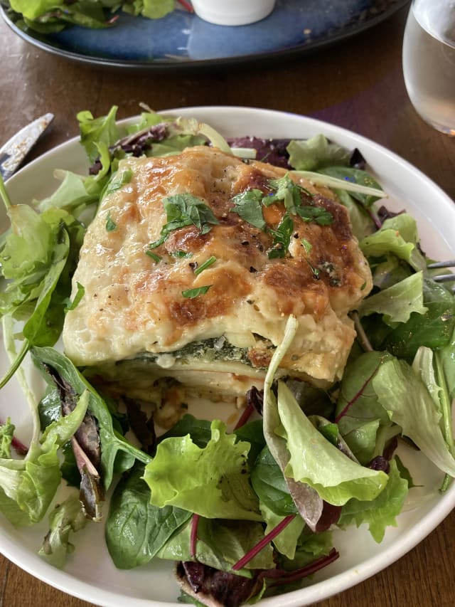 Lasagne aux légumes, salade - Le Bar de Jarente