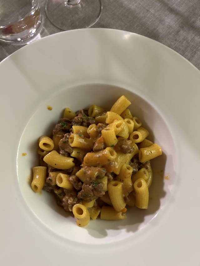 Maccheroncini al torchio con ragù di cortile e pompelmo rosa - Agriturismo Armea