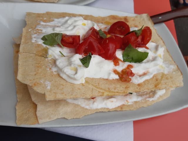 Millefoglie di Pane Carasau con Stracciatella di Burrata Pomodorini e Rucola - Mix Risto Bottega Sarda, Rome