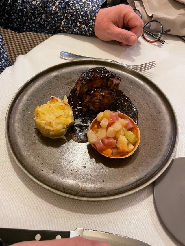 Filet de bœuf Rossini  foie gras poêlé et sauce à la truffe - La Bourgogne, Maisons-Alfort