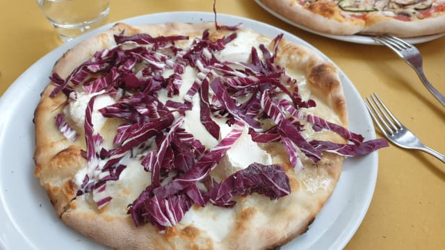 Quattro formaggi e radicchio - Trattoria Stefan Pizzeria