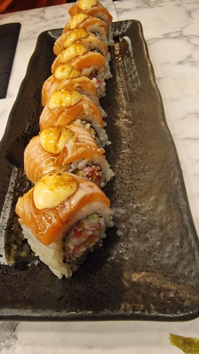 Roll de salmon flambeado - Chutoro Madrid, Madrid