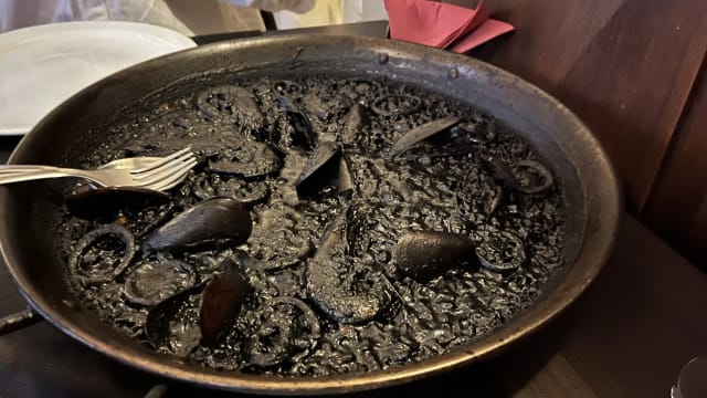 Arroz Negro de Calamares de Playa y Gambas con Alioli Ahumado - Calabrasa, Barcelona