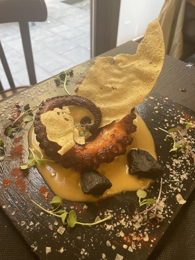 Pulpo a la Brasa con Parmentier - Calabrasa, Barcelona